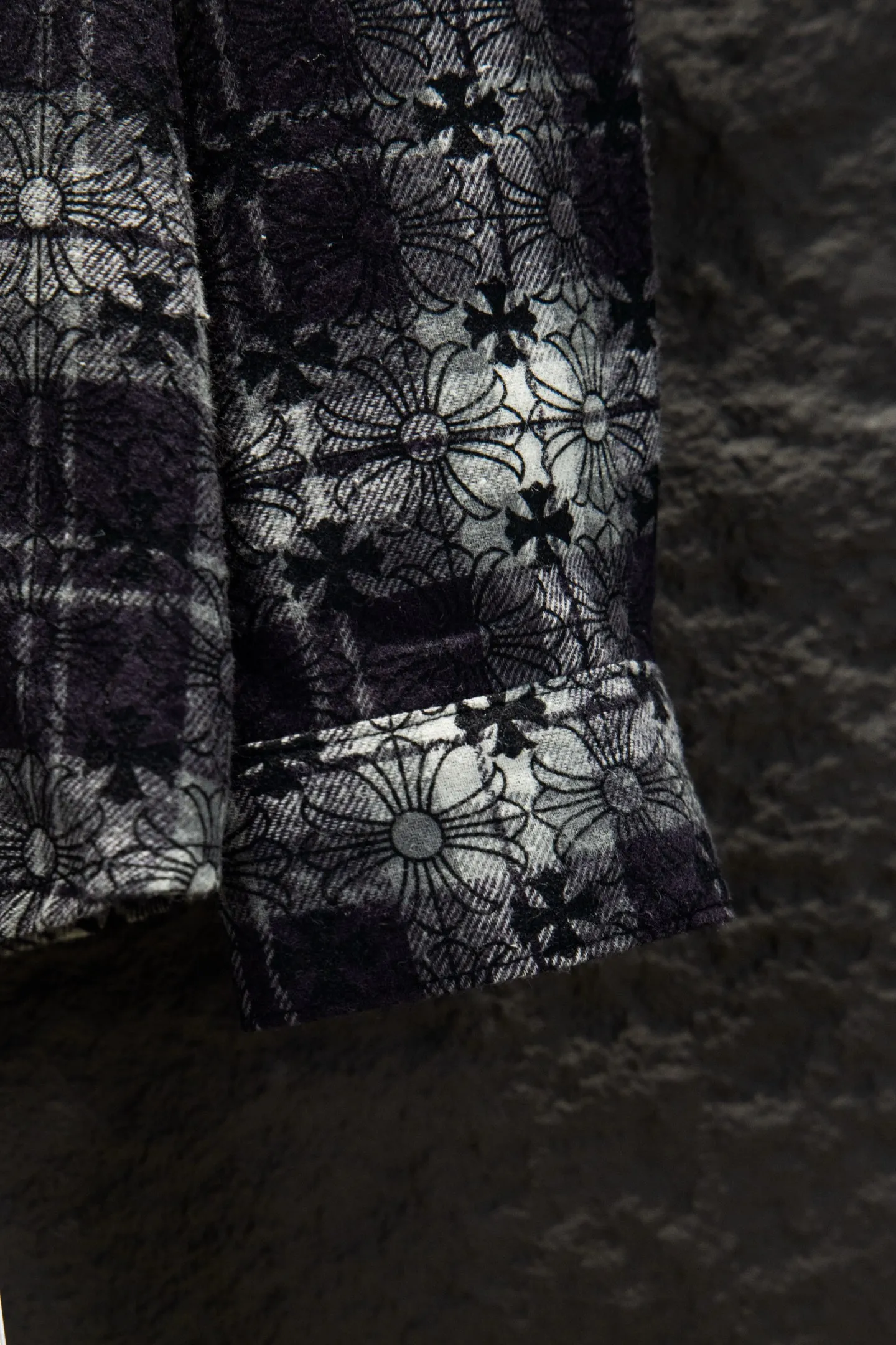 P260 ChromeHearts Chrome Hearts printed cuffs and leather plaid shirt. Customized jacquard fabric, you can wear it in various styles. This genderless shirt is a must-have for nightclubs. It can be worn as a jacket for both men and women. It can be easily worn by both men and women!  The plaid shirt that I have been thinking about has arranged for you to check in with plaid fans! The original loose fit is made of high-quality pure cotton fabrics. The fabric pattern is high-definition and delicate without burrs. It is comfortable and breathable to wear. All the buttons are molded and customized. It is casual and fashionable and can be matched with any bottoms. It can be windproof and sunproof in spring and summer. It can be worn inside or outside in autumn and winter! Easily concave shape makes you look slimmer and taller, perfect for both men and women! Customized main label, accessories, fully washable, whole body wiring, quality control, no heads!  Luxurious dark high street, Hollywood luxury goods, 25SS latest couples leather cross short-sleeved T-shirts, all reflect their own unique style! Made of thick black cotton, goatskin appliqués, hand-sewn custom metal hardware, and silicone varnish printing, multiple materials collide to create a unique texture. It also incorporates ChromeHearts medieval-style Sanskrit fonts and classic horseshoes, creating a unique and charming dark texture under the graceful arcs and all-black shadows, full of artistic sense!  Color: Black Blue Black Size: S M L XL